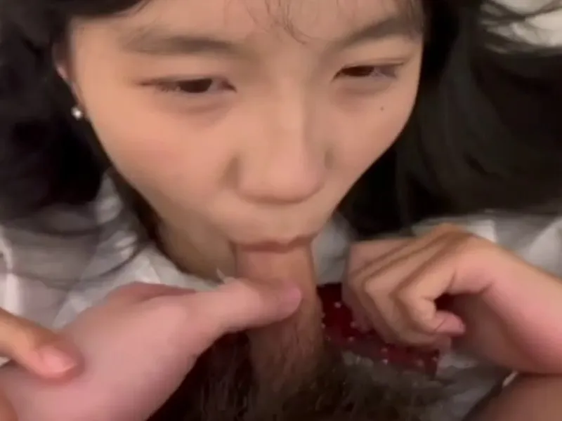 Em loli dễ thương liếm chim biến em thành con em đĩ dam dang p2